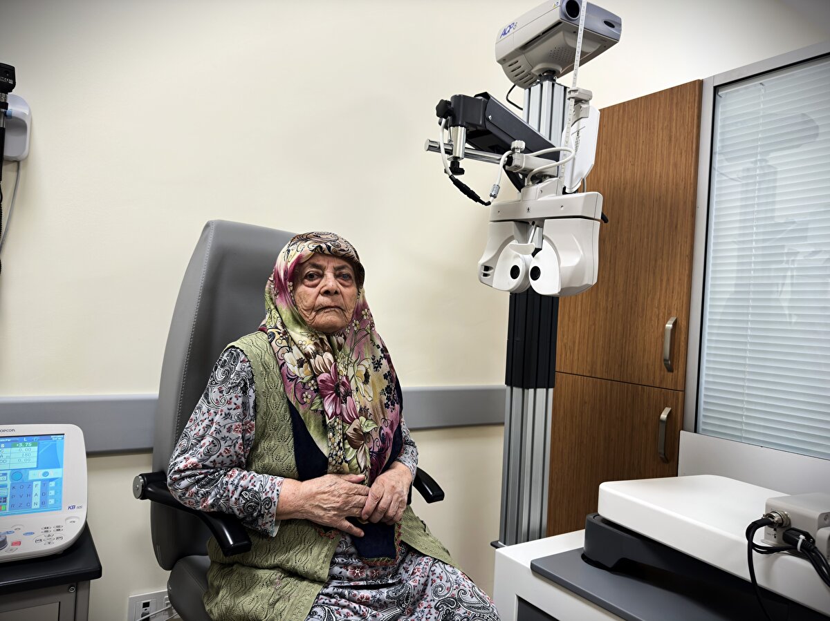  Rabb'imden gelmiş yine bir şey yapamayız. Sol gözümü yıllar önce kaybettim. 4 yıl önce de sağ gözümden bir ameliyat geçirdim ve tamamen görmemeye başladım. Enkazları görünce içim parçalandı. 'Keşke böyle görmeseydim' dedim ama bir yandan da şükretmemiz lazım. Allah bir daha göstermesin" dedi.