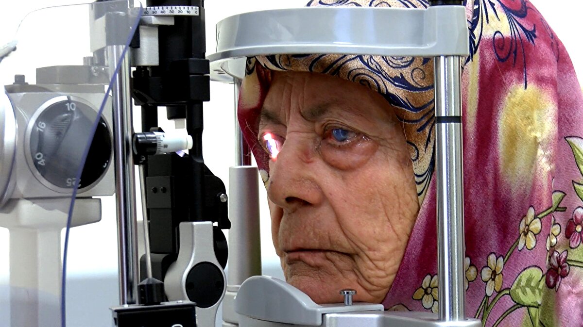 Gözünden yaşlar akıyor. Şimdi, sürekli depremi konuşuyoruz. Gözü göreli onu konuşuyoruz. Bizim anlattığımız kadarıyla biliyordu ama şimdi kendi gözüyle gördü. Zaten kimsenin anlatmasına gerek kalmadı" diye konuştu.