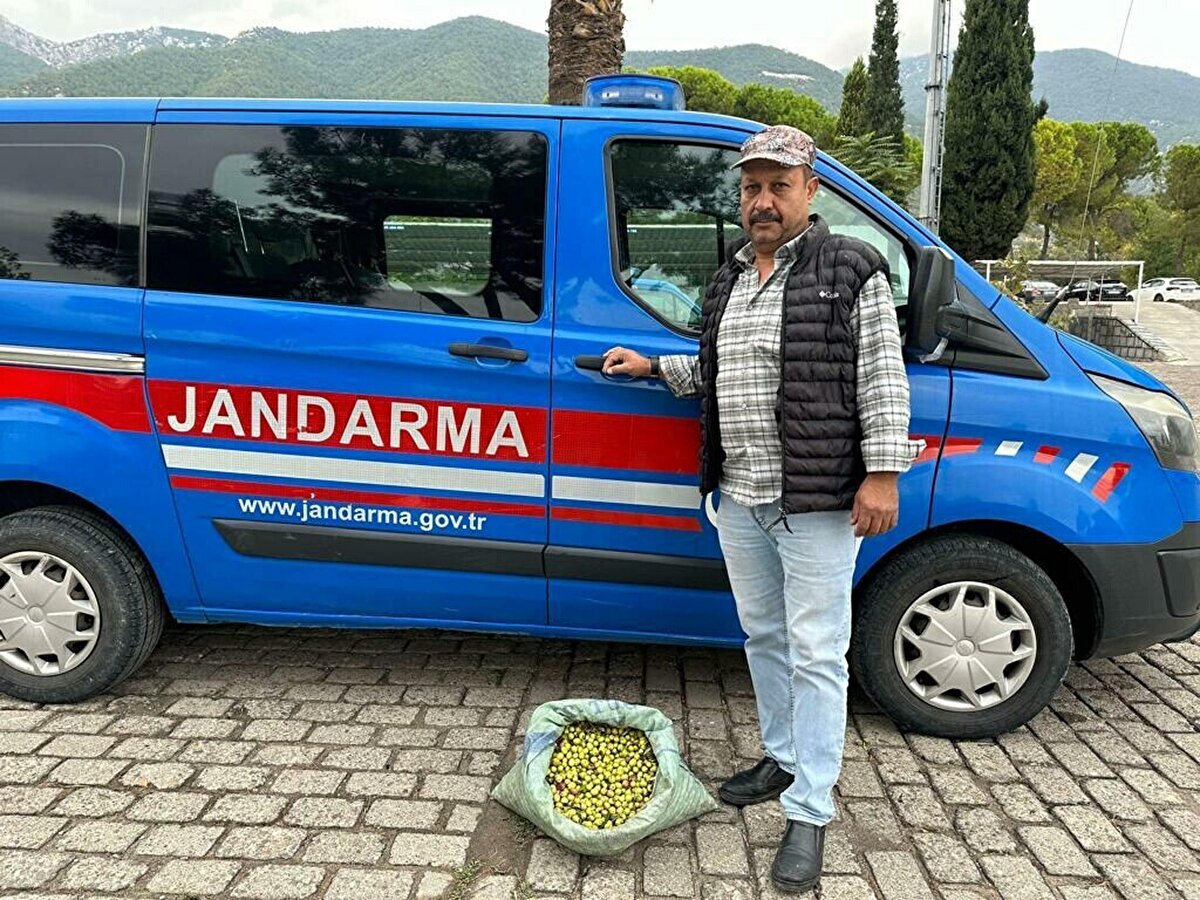 Kırkağaç'ta hasat sürecinin başlaması ile hırsızlık olaylarına karşı önlemler artırıldı. İl Jandarma Komutanlığı ekipleri, zeytinliklerde görev yapmaya başladı. Jandarma asayiş birimleri, devriye faaliyetleriyle bölgeyi kontrol ederken, alınması gereken bireysel tedbirler hakkında da vatandaşlara bilgilendirmede bulunuyor. 