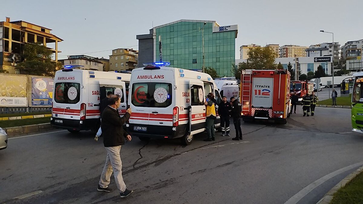 Halk otobüsünde ve minibüste bulunan 11 kişi yaralandı.<br><br>Yaralılar, ambulanslarla Darıca ve Gebze'deki hastanelere kaldırıldı.