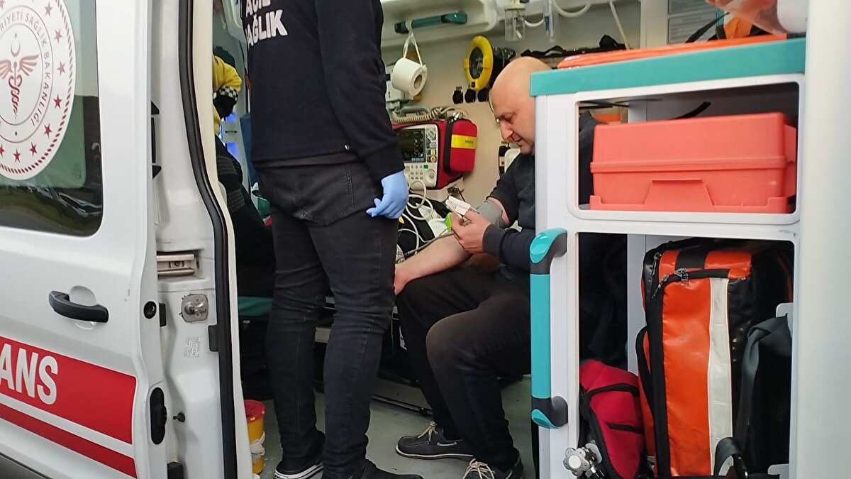 Çarpışmanın etkisiyle servis minibüsü devrildi.<br><br>Haber verilmesi üzerine kaza yerine sağlık ve polis ekipleri sevk edildi.<br><br>