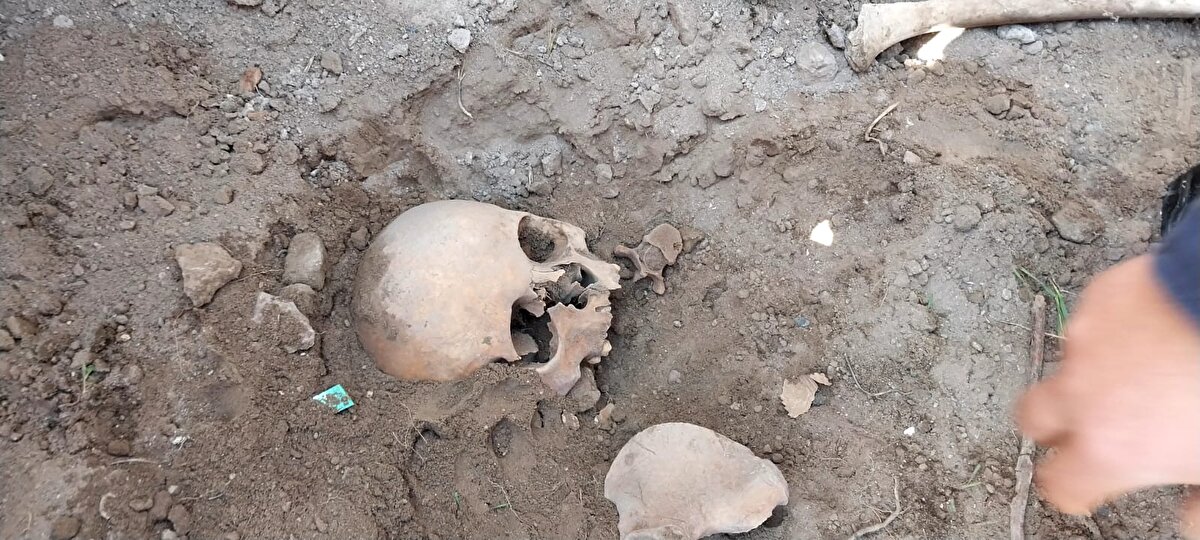  İhbar üzerine olay yerine jandarma ekipleri sevk edildi. Ekipler, yaptıkları çalışmanın ardından kemikleri incelenmek üzere götürdü.<br>Okulun 1966 yılında inşa edildiği, öncesinde ise alanın mezarlık olarak kullanıldığı belirtildi.