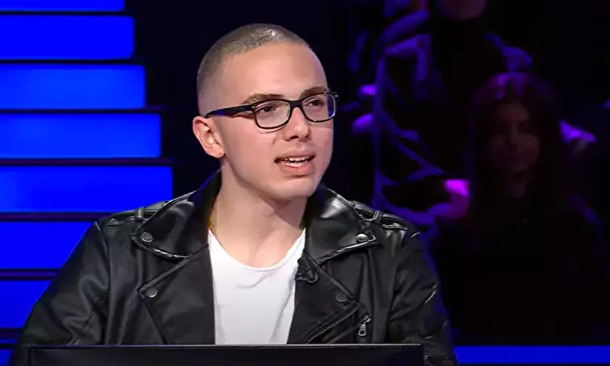 Yarışmacı "Kürdan gibi benzetmesi kimler için yapılır? sorusunu doğru cevaplayarak ikinci soruya geçti.