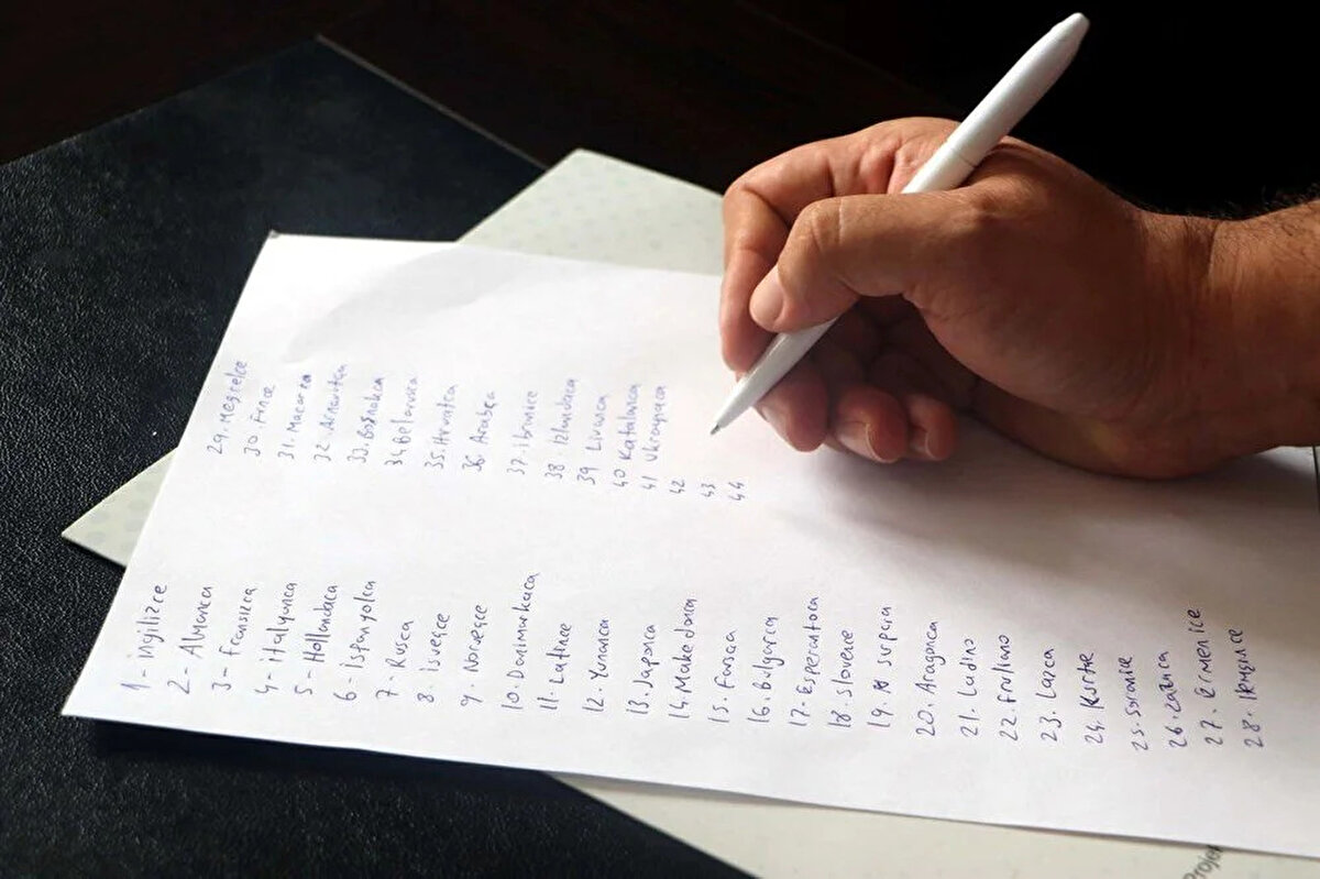 Tataroğlu, öğrendiği dilleri zihninde aktif tutmak için sürekli orijinal dillerinde edebi eserler okuyup yabancı müzikler dinlediğini söyledi.<br>Öğrendiği 44 dilin yanı sıra 23 dilde de çalışmalarının devam ettiğini kaydeden Tataroğlu, "Edebiyat alanına çok ilgi duyduğum için öğrendiğim dilleri zihnimde aktif kılmak için sürekli orijinal dillerinde edebiyat eserleri ve romanlar okudum. Sürekli yabancı müzikler dinledim ve öğrencilerime de sürekli bunu tavsiye ettim. Rus edebiyatına çok bağlıyım. Rusça konuştuğumuz yine bir gurubumuz var. Orada edebi eserleri Rusça olarak tetkik ederiz. 1988 yılından bu zamana dil çalışıyorum. 44 dil öğrendim hali hazırda da 23 dil için de çalışmalarımı sürdürüyorum" diye konuştu.<br>