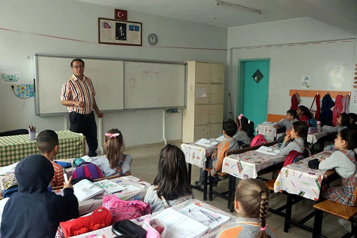 Tataroğlu, "Maddiyat benim için hep en son şey oldu. Çoğu diyor 'Bu kadar dil biliyorsun neden halen öğretmenlik yapıyorsun' diye. Burada öğrencilerimin bir gülüşü onların bir günaydını beni çok daha mutlu ediyor. Bunun verdiği mutluluğu hiçbir maddiyat karşılayamaz. Öğretmenlik tarif edilemez bir mutluluk. Öğretmenliğin kutsal bir atmosferi olduğunu düşünüyorum. Bildiğim dilleri konuşmanın yanı sıra 23 dili de öğrenmeye çalışıyorum. Özellikle şu anda Uzak Doğu dillerine yöneldim. Tayca, Kimerce, Hintçe, Urduca, Çince gibi dillere yöneldim ve çalışmalar yapıyorum" diye konuştu.