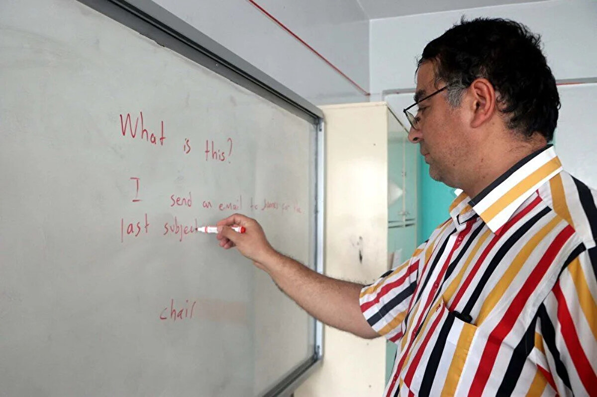 Tataroğlu, ilk öğrendiği dilin Almanca olduğunu ve dil serüvenine Almanya'dan gelen gurbetçi vatandaşlardan temin ettiği Almanca masal kitaplarıyla başladığını söyledi.<br><br>Çalışmasının daha sonra tarih, tıp ve müzik eserlerinin orijinal dilde kaynak taramasıyla devam ettiğini ve sürecin bu şekilde tutkuya dönüştüğünü söyleyen Tataroğlu, "Dil serüvenim ilk etapta 1988 yılında Almanya'dan Türkiye'ye kesin dönüş yapan gurbetçilerimizden kitap temin etmek suretiyle başladım. İlk Almanca kitabım da resimli bir Almanca masal kitabıydı. Bizim Türk çocuklarımıza resimlerle Almancayı öğretmeyi amaçlayan bir kitaptı. Ben de Almancaya bu masalla başladım. Almancayı geliştirdikten sonra babam İngilizcenin daha faydalı bir dil olduğunu söyledi ve bu alana yönlendirdi beni. Yine bir gün Fransızca müzik dinlerken de bu dile ilgim başladı. Her dilin bende bir öyküsü var ve bu ilgilerim arttıkça yeni bir dile yöneldim" dedi.<br>