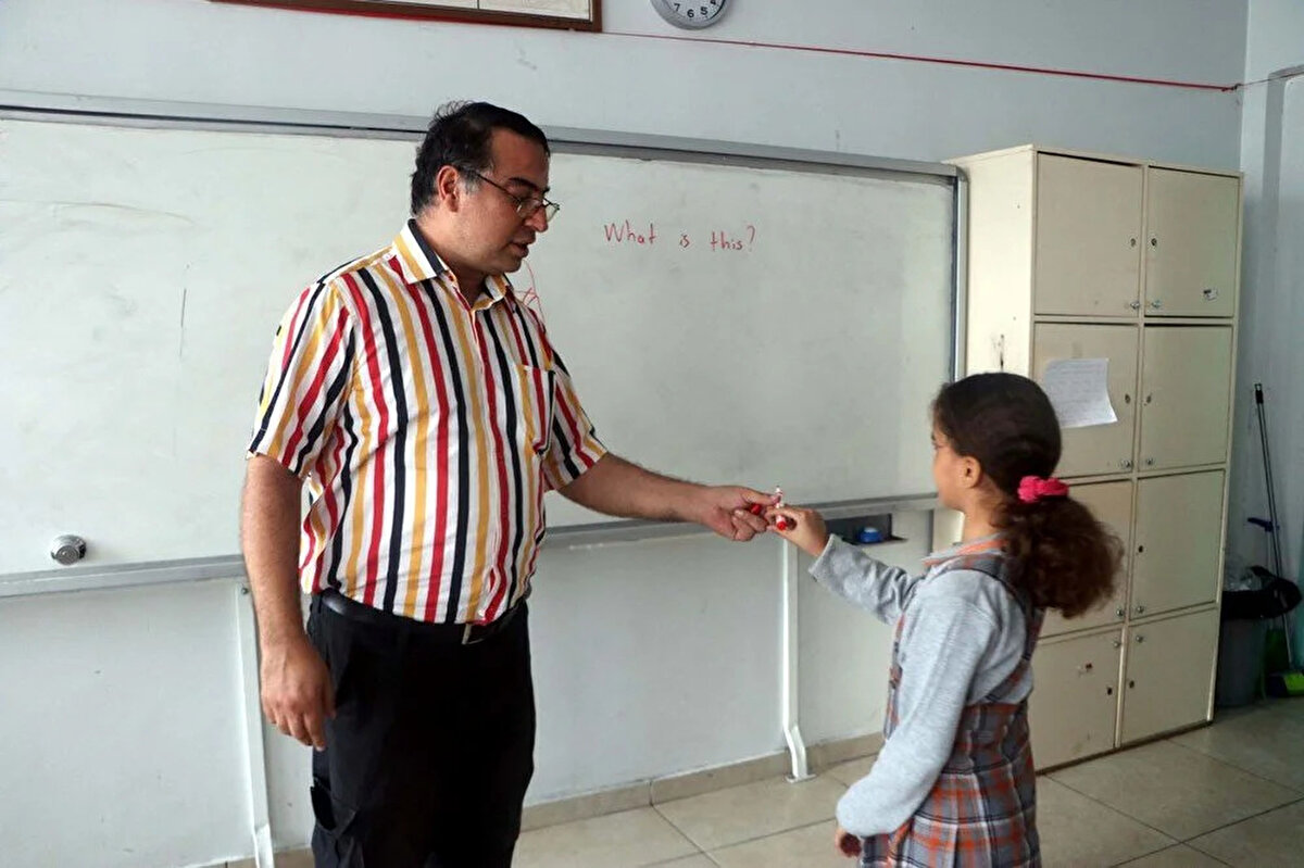 Psikolojik Danışman ve Rehber Öğretmeni Elif Öztürk, meslektaşı Enis Tataroğlu'nun farklı bir zeka yapısına sahip olduğunu belirterek, "Enis hocamız okulumuzun İngilizce öğretmeni. Yaklaşık 2 yıldır birlikte çalışıyoruz. Sadece belirli kelimeleri bildiğini düşünüyorduk ilk zamanlar. Konuştukça gördük ki hocamız tüm dillerin gramerine hakim ve akıcı bir şekilde konuşabiliyor. Hocamız sadece konuşmak değil bunun dışında o dillerin akademik makalelerine de hakim. Enis hocanın farklı bir karakteristik yapısı var. Kendi aramızda örneğin psikoloji üzerine bir şey konuşuyorsak hocamız hemen oradan dahil olup o alanda yazılmış eserlerden kitabi bilimsel bilgilerden bahsedebiliyor. Ben branşım gereği şunu dahi düşünüyorum, hocamızın çok farklı bir zeka türü var. Bugün hiçbir şekilde önceden hazırlık yapılmadan bir cümle belirledik ve bunu tüm dillerde çevirmesini istedik bunu da çeviri programında test edince hepimiz bir kez daha şaşırdık. İnanmıyorduk ilk başta ama hocamız biliyor'" dedi.