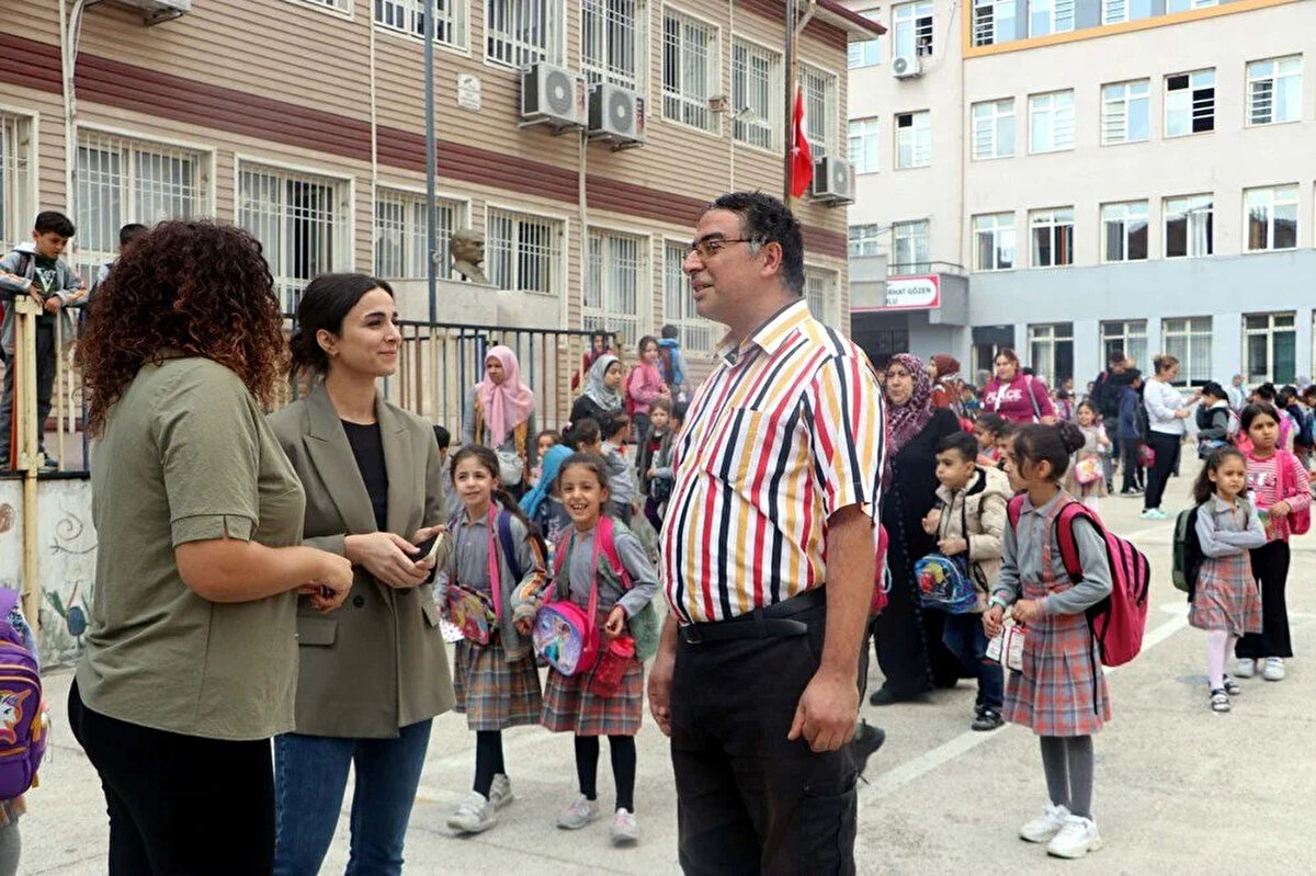 Gaziantep'te yaşayan Enis Tataroğlu, ilkokul çağlarında Almanya'dan gelen komşularından aldığı Almanca masal kitabını okumaya başladı.<br>Okuduklarını anlamayınca komşularına soran Tataroğlu, bu sayede dil öğrenmeye merak saldı.<br>Çocuk yaşlarda yabancı kaynakları sözlüklerle anlamaya çalışan Tataroğlu, ilerleyen yaşlarında tıp, tarih, müzik ve edebiyat alanlarında farklı dillerde araştırma yapmaya başladı.<br>