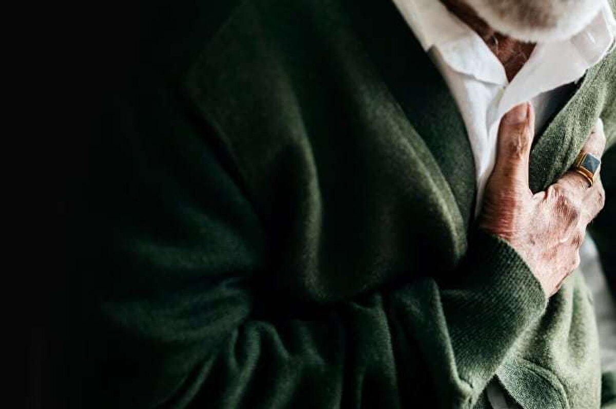 Düzensiz kalp ritmi, önemli belirtiler arasında yer alır. Sıklıkla "hızla çarpan" kalp sıkıntısı yaşıyorsanız veya düzensiz şekilde kalp ritminizde bozulmalar hissediyorsanız, mutlaka doktorunuzu ziyaret etmelisiniz.<br>