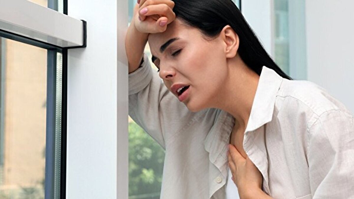 Profesör Newby, bu semptomların, özellikle ayak bileklerinin şiddetli şişlerinin kesinlikle göz ardı edilmemesi gerektiğini dile getirdi. Fakat bununla birlikte tansiyon ilaçları da bu şişlikleri ortaya çıkarabilir.<br><br>Profesör Newby, yürürken de "baldırlarınızda sıkışma veya kramp hissi" ortaya çıkabileceğini söylüyor. Uzmanlar, kalbe kan götüren damarların daralmasından kaynaklanan 'periferik arter hastalığı' olabileceği ortaya çıkabileceğinden, bu durumun doktorunuza başvurmanız gerektiren bir durum olduğu konusunda ısrar ediyor.