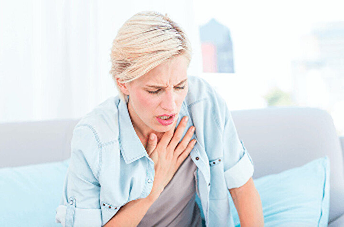 Nefes darlığı hissi, genellikle "haraketsizlikle" ilişkilendirilse de ardında bilmediğiniz durumlar söz konusu olabilir. Uzmanlar, daha önce alışkın olmadığınız bir nefes darlığı yaşıyorsanız, ardında kalp hastalığı olabileceği konusunda uyarıyor.