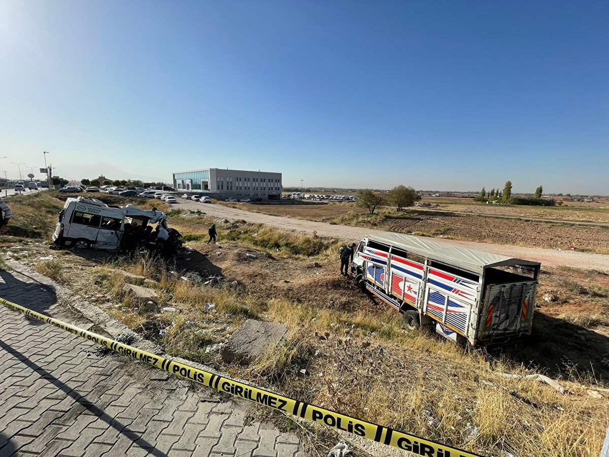 İşçi servisinde bulunan 2 kişi hayatını kaybetti, yaralanan 15 kişi ambulanslarla Aksaray Eğitim Araştırma Hastanesine kaldırıldı.