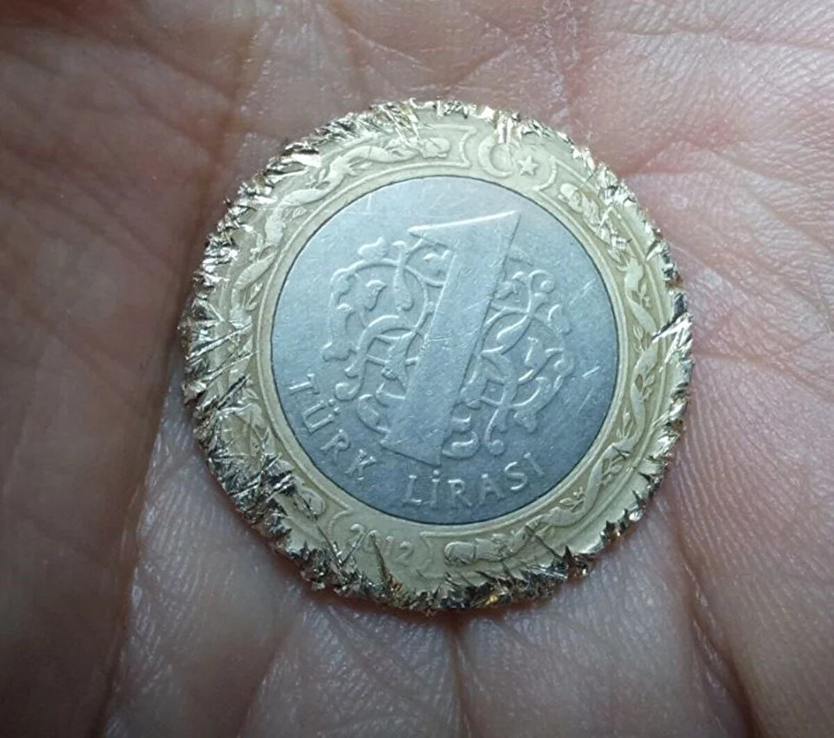 Sosyal medyada başlayan ve giderek okullarda da yaygınlaşan kanlı para isimli oyun, çocukların ellerinde çeşitli hasarlara neden oluyor. TikTok isimli sosyal paylaşım sitesinde yayılan akımda cezalandırma sistemi rakibin eline zarar verip kanatmayı amaçlıyor.