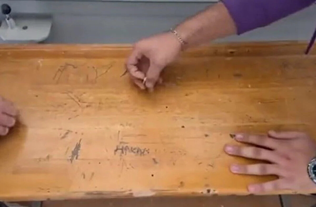 Oyun madeni paranın havaya atılmasıyla başlıyor. Elin ters tarafıyla tutulan para, parmakların arasına alarak sıkıştırılıyor. Para sabit tutulduktan sonra "kanlı para" denilerek 3 kere sert bir şekilde masaya vuruluyor. Masaya vurma esnasında para düşerse ceza sistemi devreye giriyor. Ceza ise şöyle: El yumruk yapılarak masaya dik şekilde koyuluyor ve karşı taraf parayı hızla eklem yerlerine fırlatıyor. Paranın geliş şiddetine göre elde kızarmalar, kanamalar yaşanıyor. Sosyal medyada oyunun taktikleri yayılırken bazı öğrenciler oyunun daha da kanlı olması için madeni paraların etrafına bıçakla kesikler oluşturuyor. Eklem bölgeleri kanamadan ceza bitmiyor.