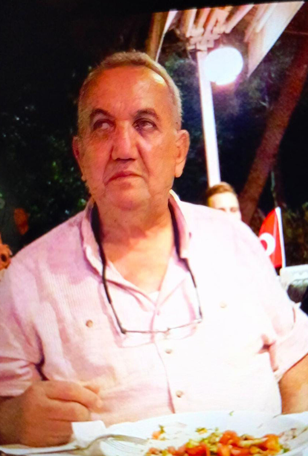 "KEDİLERİ SÜREKLİ BESLİYORDU"<br><br>Olayı öğrendikten sonra komşusuna yardım etmek için koşarak geldiğini söyleyen Mehmet Kurt, "Karşı komşumuzdu. İyi komşulardı. Kedileri sürekli besliyordu.