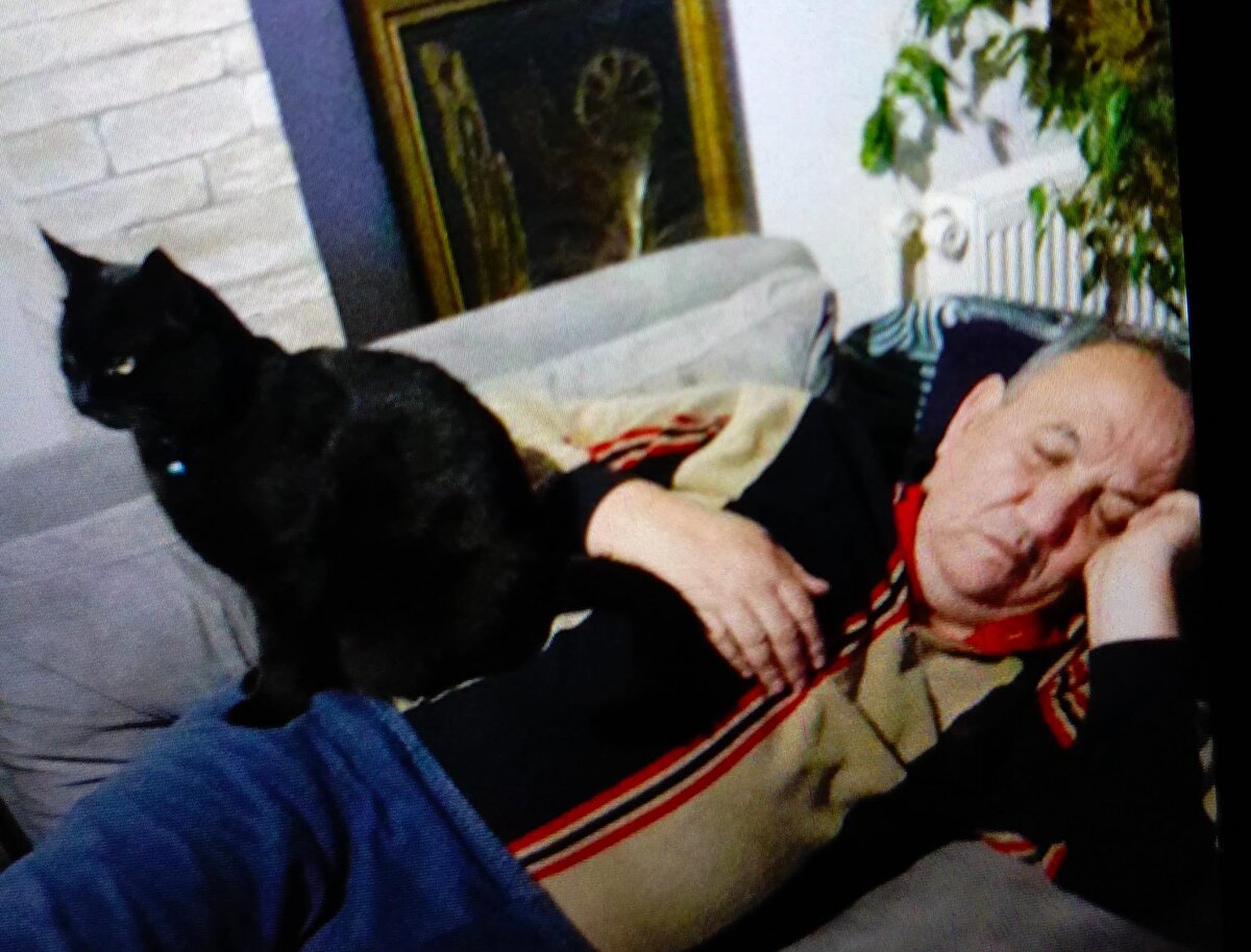 Çocuklar haber verdi, 'Teyfik ağabey kuyuya düştü' diye. İp getirdik ama bizim çıkarabileceğimiz konumda değildi. Kuyunun 6-7 metre derinliği var. İtfaiye geldi, hemen hemen bir saate yakın çalıştılar. Biraz kilolu olduğu için çıkarmakta zorlandılar." dedi.