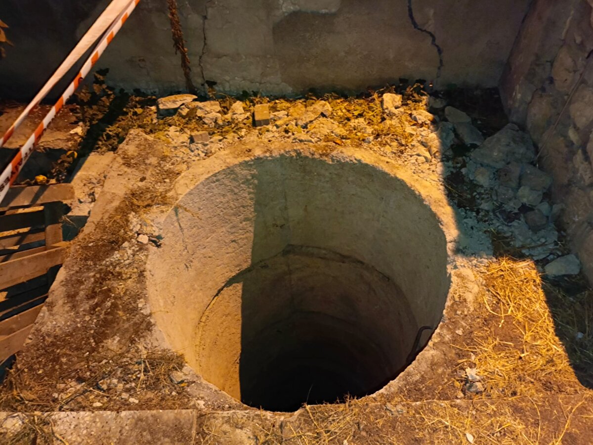 Olay, dün saat 17.30 sıralarında, Dereağzı Mahallesi, Yavuz Simge Sokak'taki iki katlı binanın bahçesinde meydana geldi. İddiaya göre; kedilere mama vermek için dışarı çıkan Mehmet Teyfik Bastıoğlu, evinin bahçesinde bulunan 8 metre derinliğindeki su kuyusuna düştü.