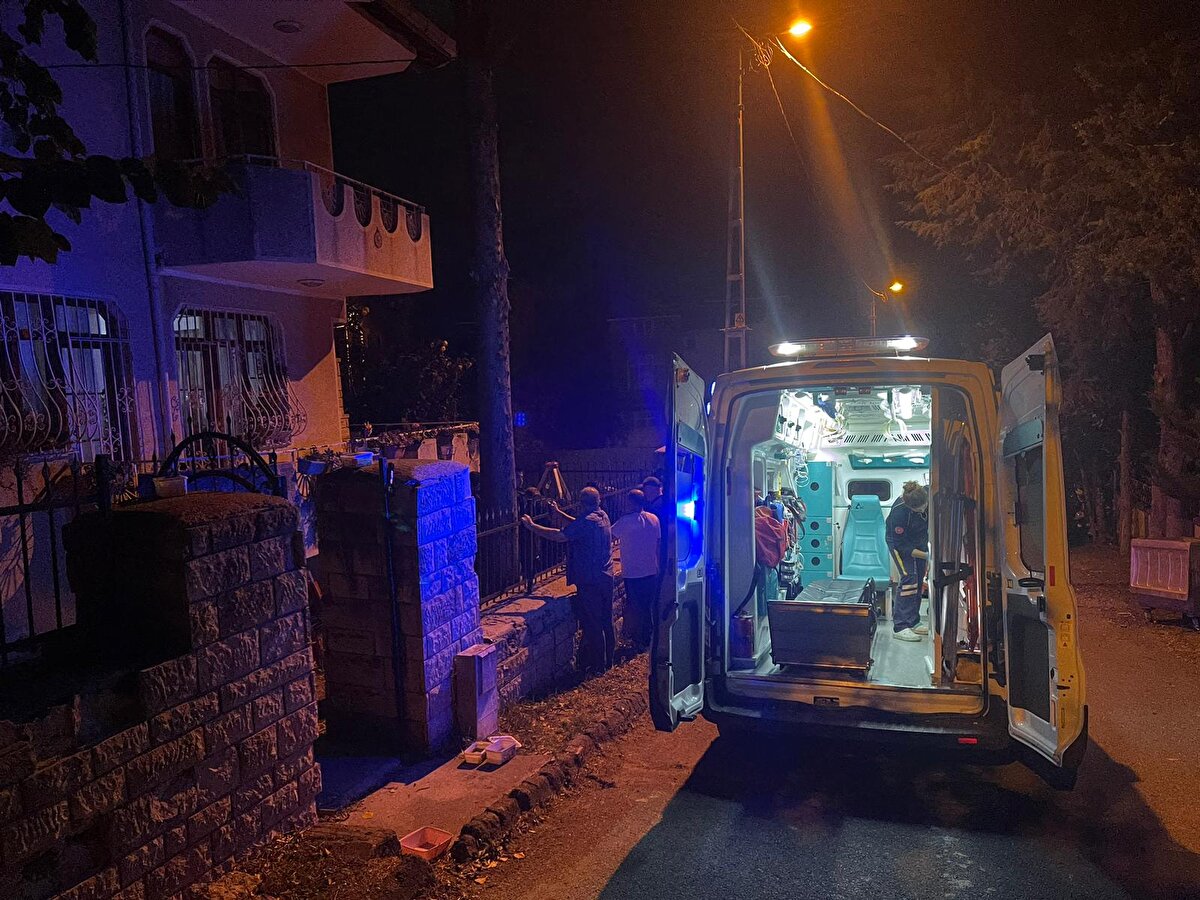 Olayı gören komşuları, durumu sağlık ve itfaiye ekiplerine bildirdi. Ekipler gelene kadar kuyudaki Mehmet Teyfik Bastıoğlu'nu çıkarmaya çalışan komşuları, başarısız oldu.