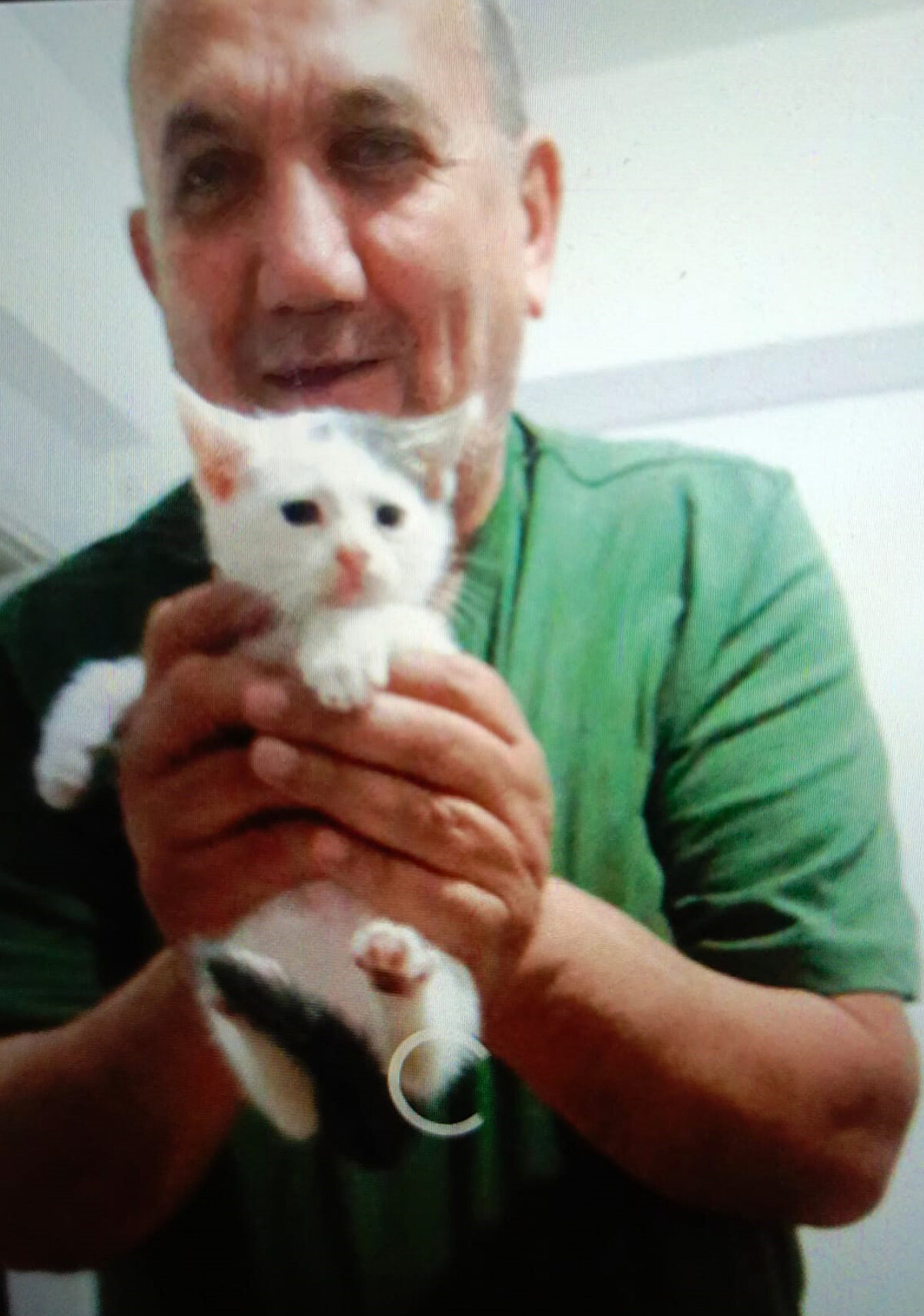 Bizim kedilerimize de mama yardımında bulundu. Eşi yemeğe çağırmış. 'Kedilere mama vereyim de öyle geleyim' demiş. Kuyunun başına gelmiş. Kaplara mama koyarken kuyunun beton kapağı çürümüş, kum gibi dağılmış.