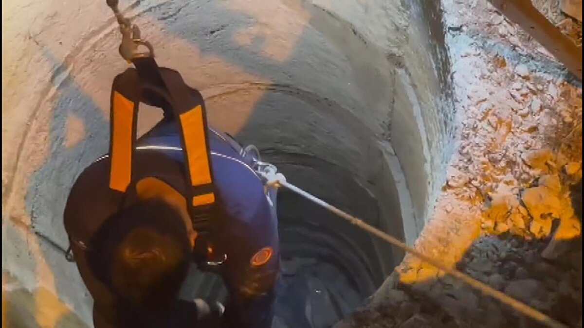 Olay yerine gelen itfaiye ekipleri, iple kuyuya inerek Bastıoğlu'nu yukarıya çıkardı. Sağlık ekipleri, yaklaşık bir saatlik çalışmanın ardından çıkarılan Mehmet Teyfik Bastıoğlu'nu ambulansla hastaneye kaldırdı.