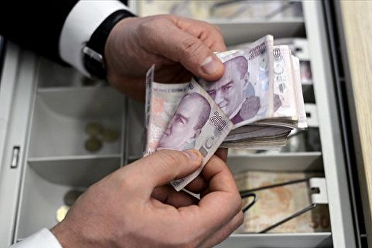 Merkez Bankası'nın yeni açıkladığı yüzde 68,01'lik yıllık enflasyon beklentisine göre memur ve emeklisinin zam hesapları aşağıdaki gibi oldu:<br>6 aylık enflasyon oranı yüzde 40,27<br>Refah payı hariç 6 aylık SSK ve Bağ-Kur emekli zammı yüzde 40,27<br>6 aylık memur enflasyon farkı yüzde 32,33<br>Memur toplu sözleşme zammı yüzde 15<br>6 aylık memur zammı yüzde 52,17<br>