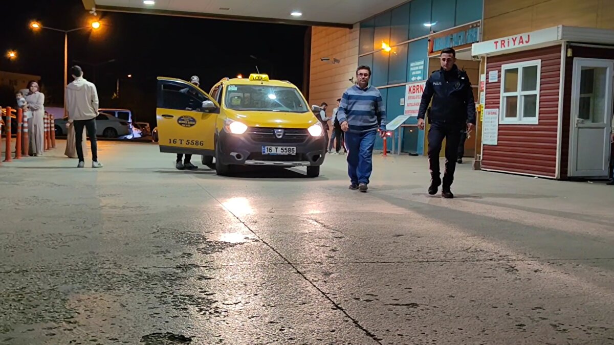 Komşuların ihbarı üzerine olay yerine çok sayıda polis ve sağlık ekibi sevk edildi. Sağlık ekiplerince olay yerinde ilk müdahalesi yapılan Selamettin K., İnegöl Devlet Hastanesi'ne kaldırıldı. Ahmet Ö. ise gözaltına alınarak polis merkezine götürüldü.<br>Tedaviye alınan Selamettin K.'nın parmağında ısırılma sonucu kırık ve doku zedelenmesi olduğu öğrenilirken, gözaltına alınan Ahmet Ö.'nün ise polis merkezindeki işlemlerinin sürdüğü belirtildi. 