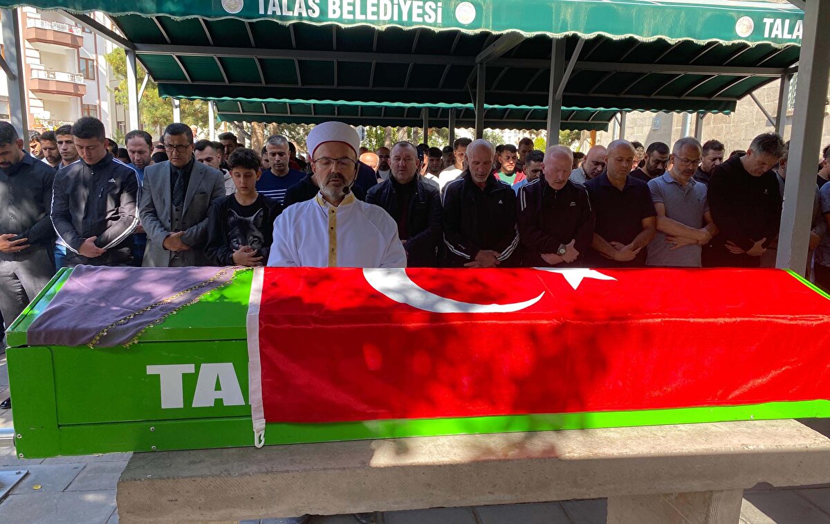 Çevredekilerin ihbarıyla bölgeye polis ve sağlık ekipleri sevk edildi. Ekipler, otomobildeki Wushu Kung Fu dalında Avrupa şampiyonu olan milli sporcu Buket Kaya'nın hayatını kaybettiğini belirledi. Yaralanan Ramazan Öner ile M.T. de Kayseri Şehir Hastanesi'ne kaldırıldı. TIR şoförü K.Ö. de gözaltına alındı.