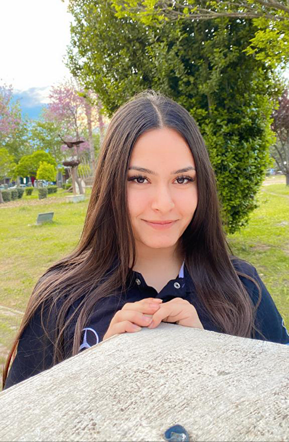 Kepez ilçesinde yaşayan Beyzanur Hatmorioğlu, çocukluğunda otomobillere ilgi duymaya başlayınca küçük yaşlardan itibaren sanayi sitesine gidip, çalışmaya başladı. Merakını mesleğe dönüştürmek isteyen Beyzanur, Muratpaşa Mesleki ve Teknik Anadolu Lisesi'nde elektromekanik alanında eğitim aldı. Hatmorioğlu, son sınıfta Akdeniz Sanayi Sitesi'ndeki bir araç servisinde işe girdi.