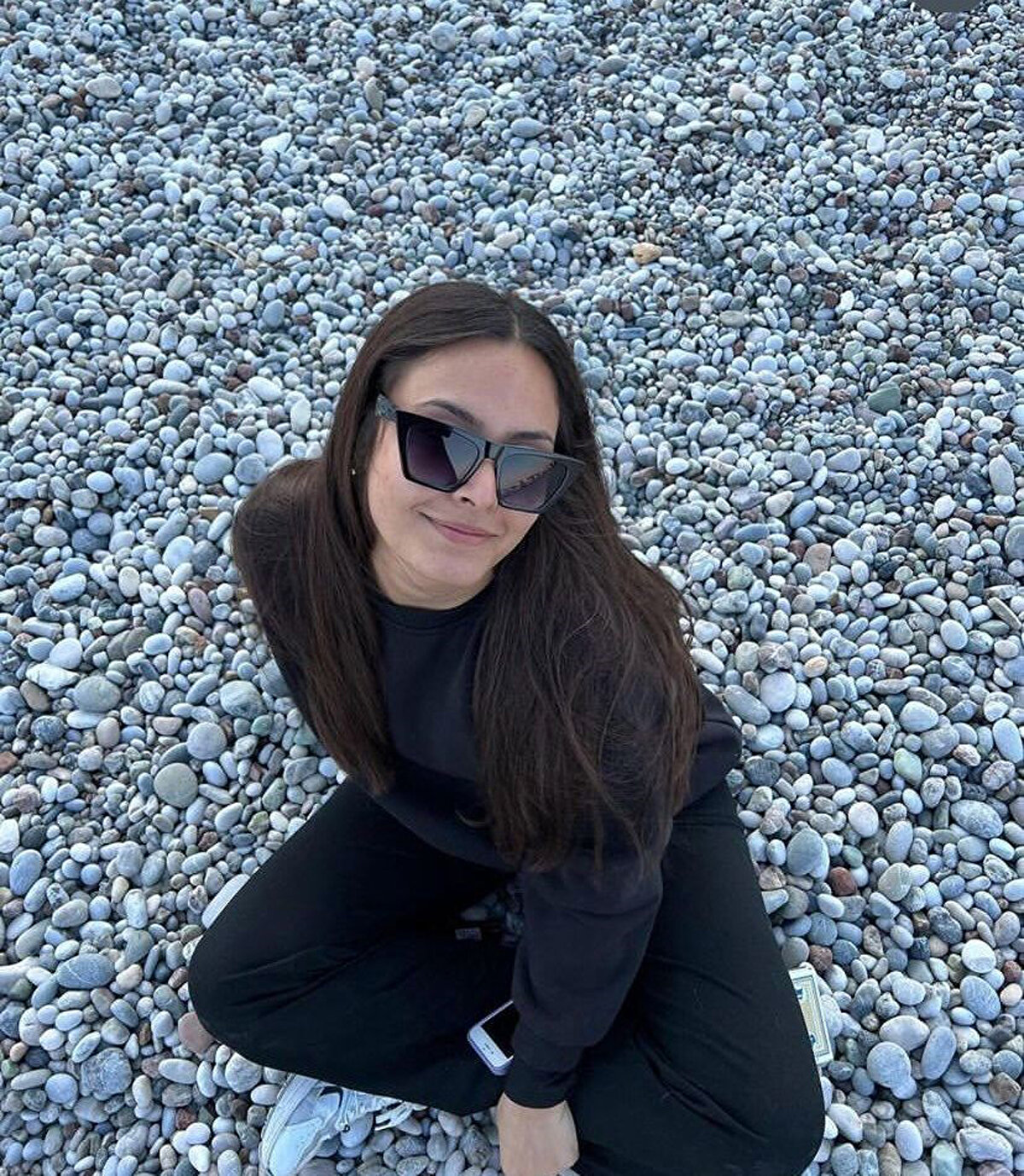 GÜÇLÜKLE ARAÇTAN ÇIKABİLDİ<br><br>Güçlükle araçtan çıkarılan ve vücudunun farklı yerlerinde yanıklar olan Beyzanur, ambulansla Akdeniz Üniversitesi Hastanesi'ne götürüldü. Yoğun bakımda yatan Beyzanur Hatmorioğlu, 4 ay olarak düşünülen tedavisini 2 ayda tamamlayarak taburcu oldu. Vücudundaki yanıkların iz bırakmaması için tedavisine devam edilen Hatmorioğlu, bu süreçte 15 ameliyata girdi.<br>1,5 yıl sürmesi beklenen tedavisi nedeniyle okuluna devam edemeyen Hatmorioğlu, eğitim hakkını kaybetmemek için hastaneden gelecek heyet raporu için uğraşıyor.