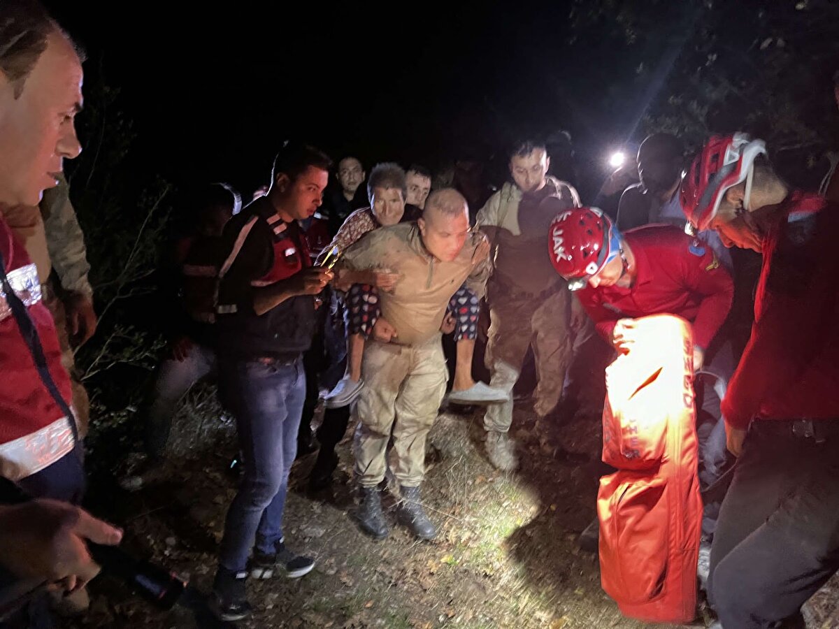 Burada, gizemli bir durum var. Bunu aydınlatmaya çalışıyoruz. Ekipler artık sadece yapılan istihbaratları değerlendirecek. Çalışmalarımızı bu şekilde sürdüreceğiz" ifadelerini kullandı.<br><br>Korhan Berzeg'i arama çalışmaları bundan sonra gelen ihbarlar doğrultusunda sürdürülecek.