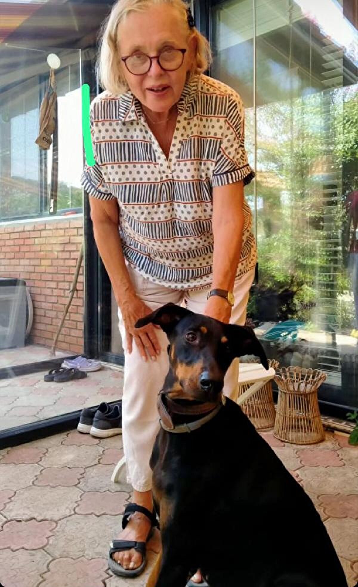 74 GÜN SONRA 'TİNA' EVİNE DÖNDÜ<br>Berzeg'in köpeği 'Tina', kaybolduktan 74 gün sonra, 29 Ağustos sabahı, Armutlu Mahallesi'ndeki eve geldi. Evde kimseyi bulamayan köpek, 500 metre ileride, komşularının evinin olduğu bölgeye gitti. 'Tina'yı görenlerin ihbarıyla, Armutlu Mahallesi muhtarı Hamit Erman, olay yerine gelip, jandarmaya bilgi verdi. Çip kontrolünde de köpeğin 'Tina' olduğu tespit edilince Angela Berzeg, Büyükada'dan Armutlu'ya gelerek köpeği teslim aldı. 'Tina'nın bakımlı olduğu, üzerinde arazide kaldığına dair kir, toprak ve çamur gibi izlerin bulunmadığı, patilerinin de temiz olduğu görüldü.