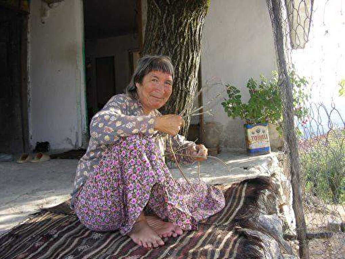 'GİZEMLİ BİR DURUM VAR, AYDINLATMAYA ÇALIŞIYORUZ'<br>Geçen hafta evden ayrıldıktan sonra geri dönmeyen ve kaybolan, zihinsel engelli Fikriye Aydın'ın (63), 24 saat içerisinde bulunduğuna dikkat çeken bir yetkili, “Maalesef çok uğraşmamıza rağmen hiçbir sonuç alamadık. Gönen'de kaybolan zihinsel engelli vatandaşımızı, az sayıda ekiple 24 saat içinde bulduk. 130 gün boyunca aramamıza rağmen Korhan Berzeg'e ait hiçbir ize rastlayamadık.