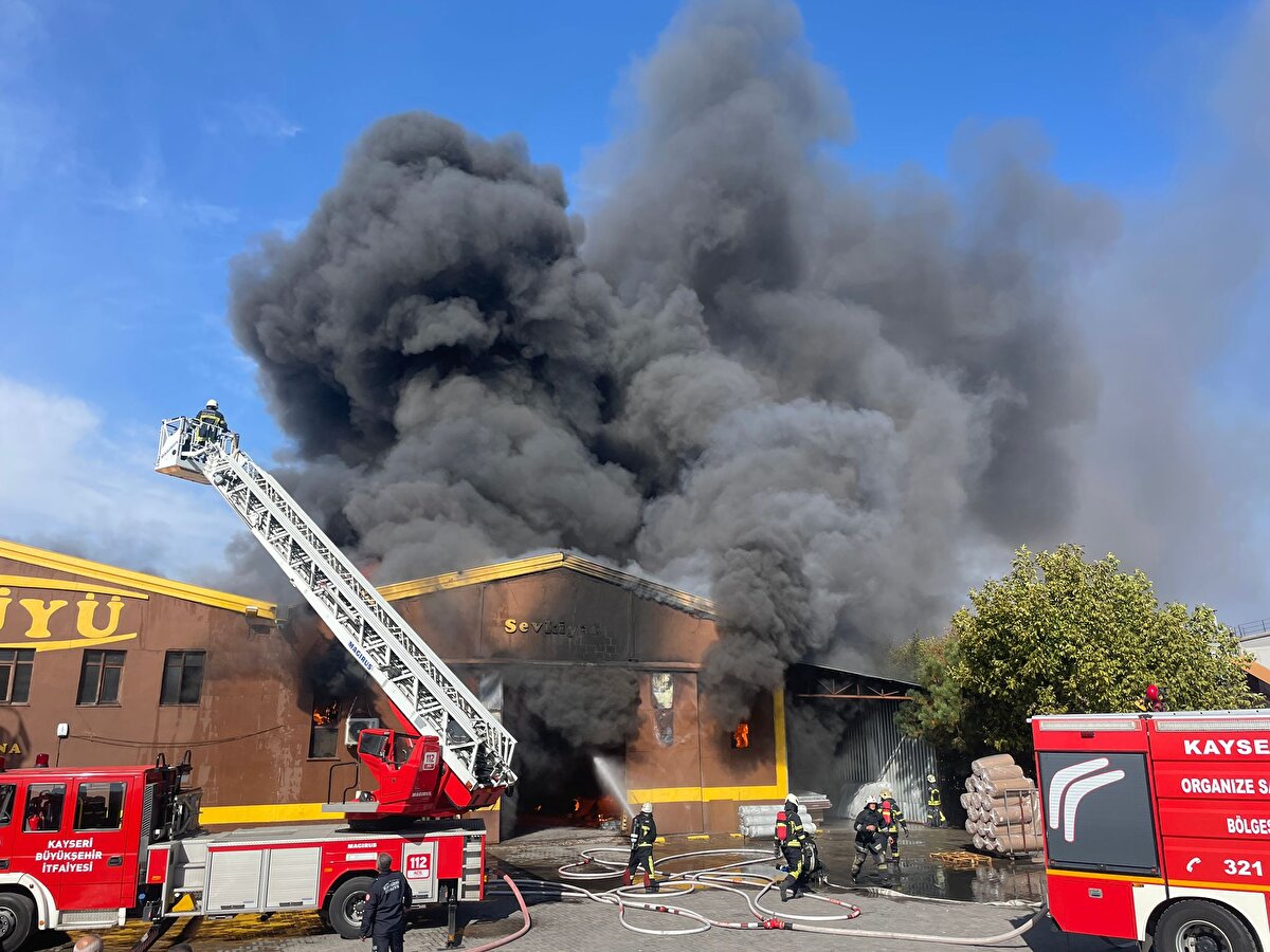 Ekiplerin yangına müdahalesi sürüyor.<br>