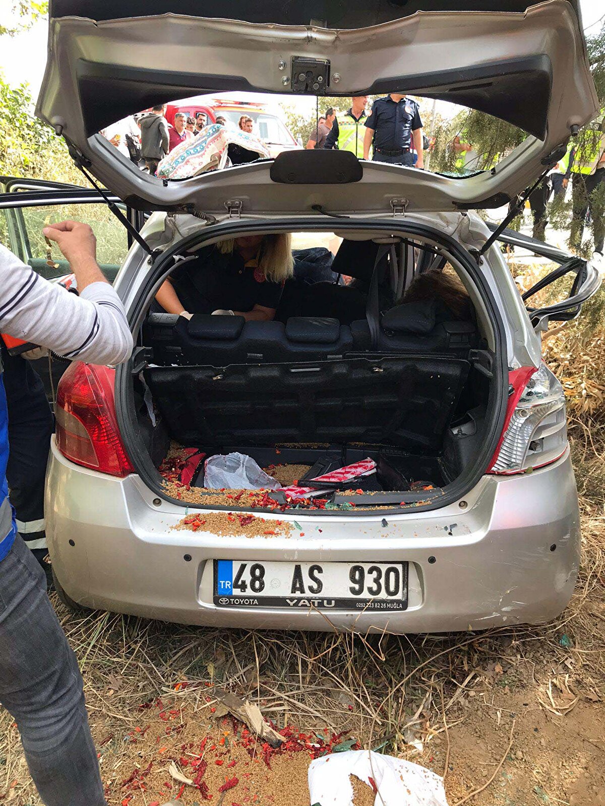 Kaza, saat 14.00 sıralarında Ula'nın Gökova mevkisinde meydana geldi. Fethiye'den Muğla yönüne giden Altan Özkan'ın (26) kullandığı VİP minibüs ile tali yoldan kontrolsüz kavşağa çıkan Hörü Bekmezci'nin (70) kullandığı otomobil çarpıştı.