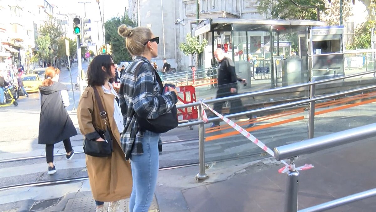 Raylarda yürüyen Ömer Çakmak, "Yusufpaşadan beri yürüyorum, tramvayın raydan çıktığını söylüyorlar ama bir şey göremedim. Cumhuriyet Bayramı'nı böyle kutlamamamız gerekir. Muhasır medeniyetler seviyesine böyle mi çıkacağız" dedi.