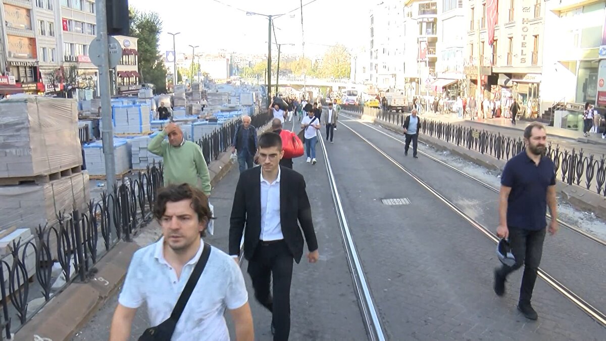 Yusufpaşa'ya kadar tramvay ile gelen yolcular Beyazıt istikametine gitmek için uzun süre yürümek zorunda kaldı. Yaklaşık 1 saatlik çalışma sonucu yoldan çıkan tramvay raya oturtuldu.