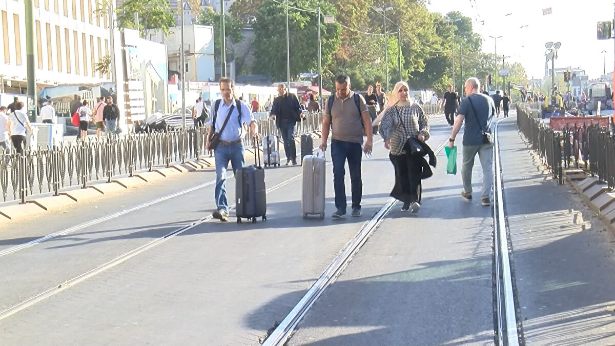 Başka bir vatandaş ise "Yusufpaşa'dan haftanın iki günü yürüyoruz bu yolu" diyerek sitem etti.