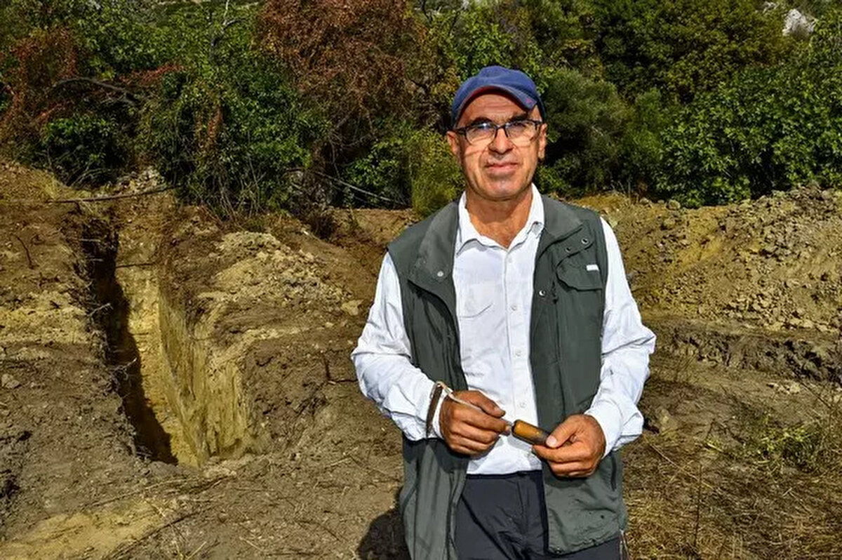 Açıklamada görüşlerine yer verilen Eskişehir Osmangazi Üniversitesi Jeoloji Mühendisliği Bölümü Genel Jeoloji Ana Bilim Dalı Başkanı Prof. Dr. Erhan Altunel, İzmir'in 100 kilometre yarıçapında Maden Tetkik ve Arama Genel Müdürlüğü (MTA) tarafından haritalanan bütün diri fayları çalıştıklarını aktardı.