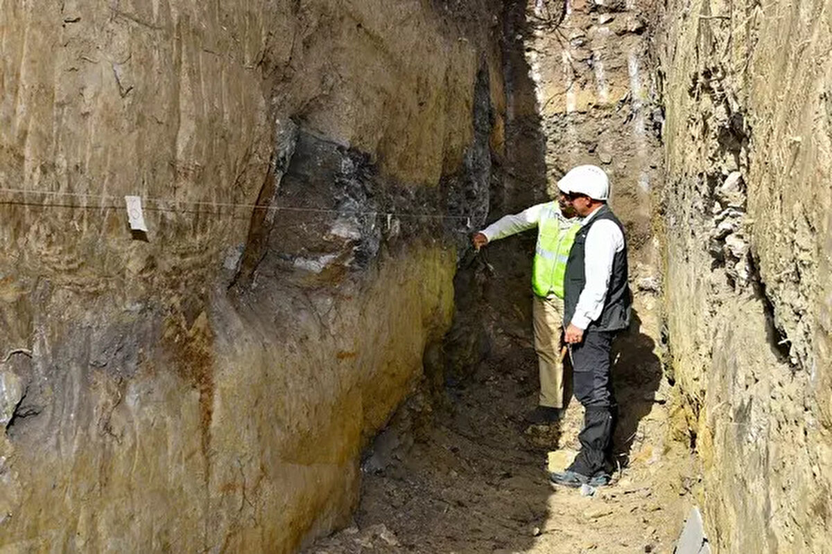 Söke'nin yaklaşık 15 kilometre güneybatısında Büyük Menderes fay zonunun bulunduğunu belirten Altunel, 1955 yılında 6,8 büyüklünde bir depremin görüldüğü bölgede yüzey kırığı olup olmadığını, daha önce büyük deprem yaşanıp yaşanmadığını araştırdıklarını bildirdi.<br>Yapılan çalışmaların İzmir'in yanı sıra Aydın, Muğla ve Manisa için de çok önemli olduğunu ifade eden Altunel, hendek açılması konusunda vatandaşlardan ve ilgili kurumlardan izin almakta zorlandıklarını kaydetti.<br>