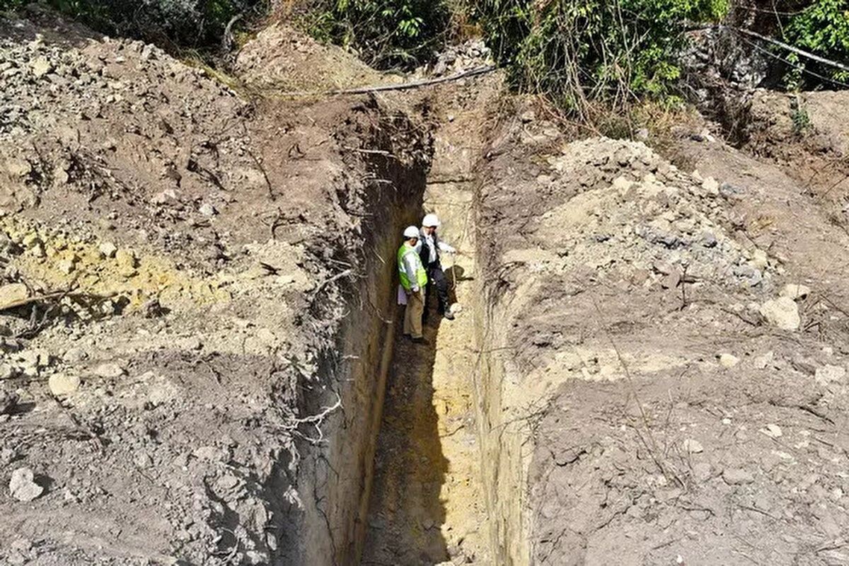 İzmir Büyükşehir Belediyesi'nden yapılan açıklamaya göre, yapı envanteri ve zemin çalışmalarıyla beraber kara ve denizde başlatılan depremsellik araştırmaları kapsamında 90 hendek kazılarak 140'tan fazla örnek alındı.<br>Aydın'ın Söke ilçesinde açılan hendekte iki depreme ait jeolojik kanıt elde edildi. Örneklerin incelenmesiyle elde edilecek bulgulardan İzmir ve çevresinde depreme dayanıklı bölgelerin belirlenmesinde yararlanılacağı ifade edildi.<br>