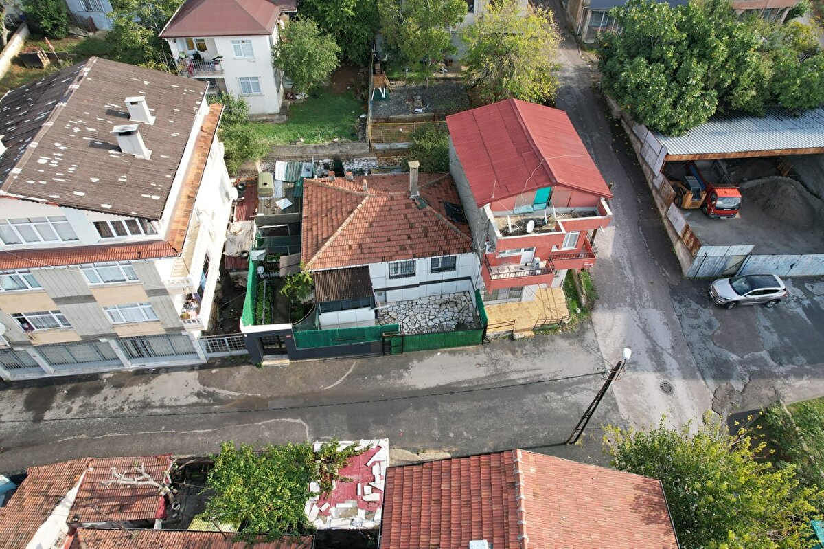 "DİLAN POLAT'I GELİN GELDİKTEN SONRA BURADA GÖRÜYORDUK"<br><br>Mahalle sakini Mercan Demirtürk, "Biz Sezgin ağabeyin elinde büyüdük. Bize ağabeylik yapıyordu. Dilan Polat'ı gelin geldikten sonra burada görüyorduk elinde kamerasıyla fotoğraf çekmeye giderken. Maddi durumları kendilerine yetecek şekildeydi. Ama buradan taşındıktan sonra ne olduğuna dair fikrimiz yok.