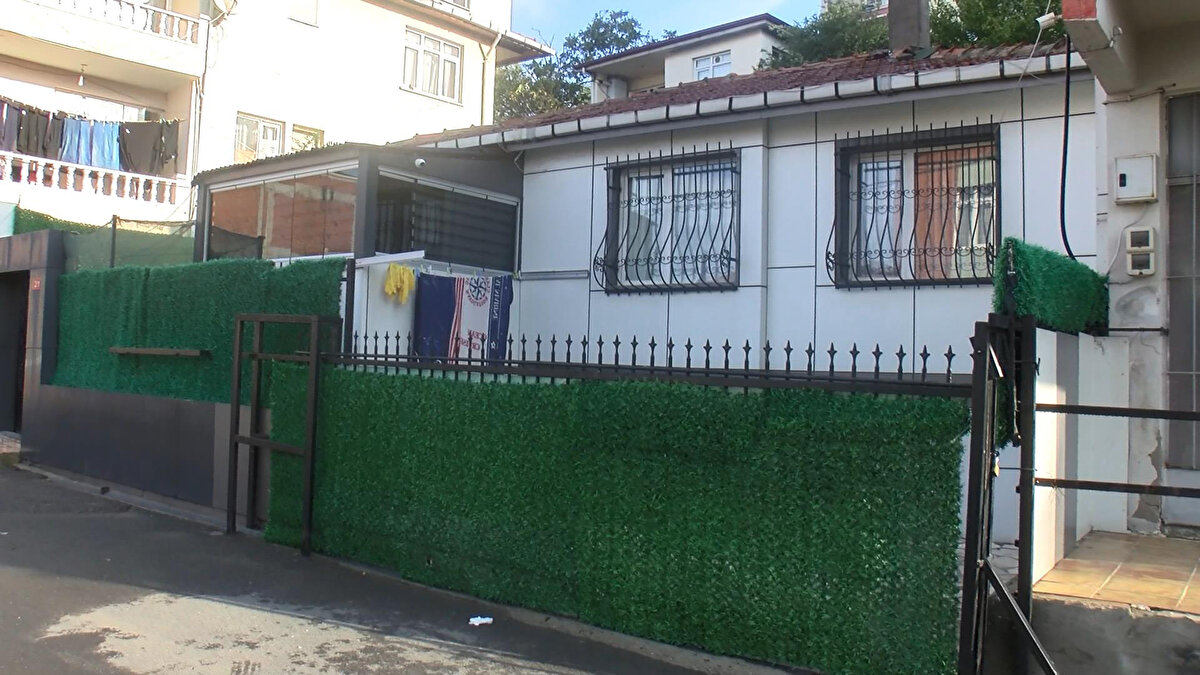  Uydu işi yapıyordu öyle tanıştık. Bizden önce kızı oturdu. Daha önce kendisi oturuyordu. Kızından sonra bize kiraya verdi. 3 bin 500 lira kira ödüyorum" diye konuştu