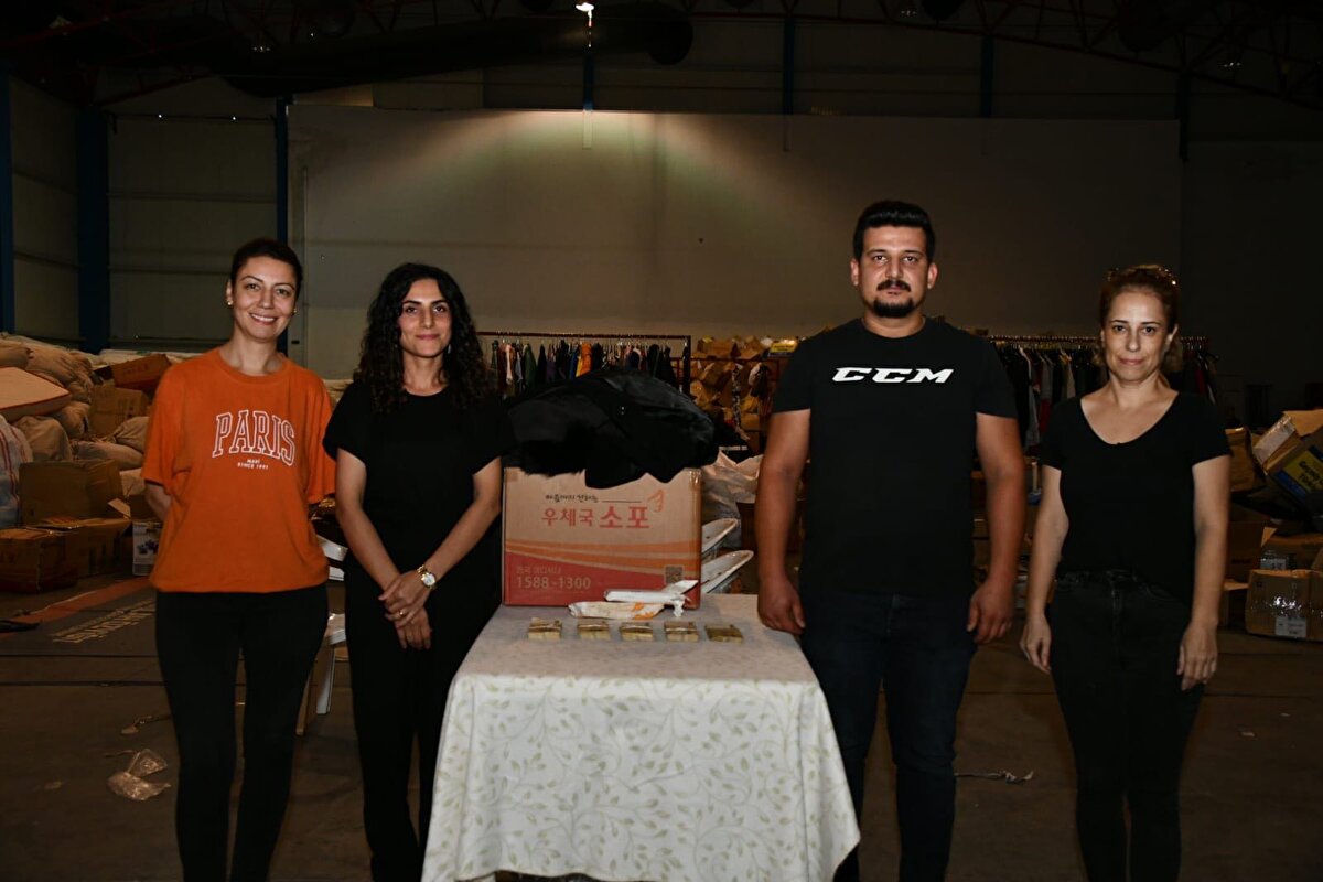 Yenişehir Belediyesinin açıklamasına göre, belediyenin Sosyal Destek Hizmetleri Müdürlüğü ekiplerinin 6 Şubat Kahramanmaraş merkezli depremlerinin ardından kurduğu yardım depolama merkezinde çalışmalar devam etti.<br><br>Ekipler, merkeze gelen eşyaları malzeme türlerine göre ayırırken, kolideki bir montun cebinde Güney Kore wonu buldu.