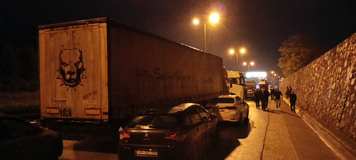 Kaza nedeniyle İstanbul istikameti trafiğe kapanırken, yaklaşık 7 kilometrelik araç trafiği oluştu, Karayolları ekipleri kazaya karışan araçları yoldan kaldırdı.