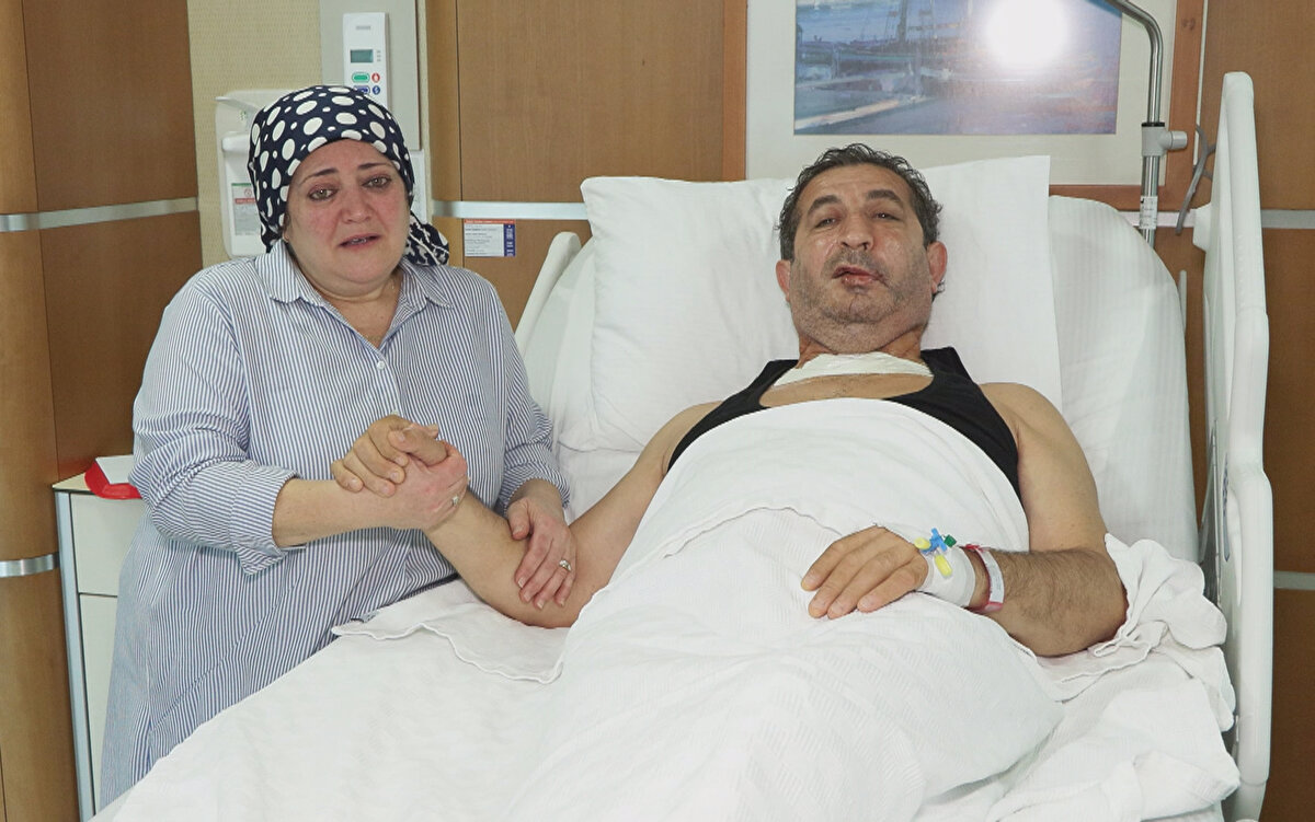 "1 AY DAHA GECİKSEYDİ GÖZÜNÜ DE KAYBEDECEKTİ"<br>Maksiller sinüs yani yanak bölgesinde çıkan tümörlerin sinüzitle çok karıştırıldığına dikkat çeken Prof. Dr. Apuhan sözlerini şöyle noktaladı: “Göze çok yakın olduğu için görme ile ilgili yakınmalar da eklenebilir belirtilere. Biz KBB hekimleri sinüzitle beraber altta bir kanser dokusu var mı yok mu mutlaka değerlendiririz. Maalesef bu hastalık çok çabuk boyna ve vücudun başka bölgelerine yayıldığı için, boyun diseksiyonu dediğimiz kesi ile ameliyatı tamamlıyoruz. Bu hastamızın da sol tarafına, boyna da yayılmıştı, boyundaki lenf bezlerinde yer alan kanser dokularını da temizledik. Biraz daha geç gelmiş olsaydı göze ve beyin dokusunun içerisine kadar uzanacaktı tümör. Sol yanağında geniş bir rezeksiyon yaptığımız için (tümörü çıkardığımız için), kozmetik deformite olmasın diye oraya protez hazırladık ve birkaç gün içinde o yerleştirilecek. Ayrıca ameliyat sonrası bir süre de radyoterapi alacak"<br>