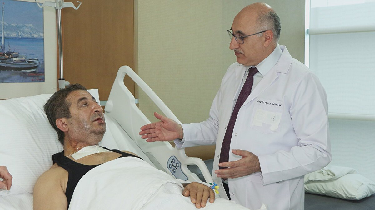 Yanağında sertlik ve ağrı şikayetiyle Kastamonu'da diş hekimine giden Erol Tekin'e (55) önce apse olduğu düşünülüp antibiyotik tedavisi verildi. Tedaviye rağmen ağrı ve sertlik geçmeyince bu kez Akyazı'daki oğlunun diş hekimine gitti. Sol üst dişi de sallanmaya başlayan Tekin'e yapılan biyopsi sonucu, yanağındaki kitlenin nadir bir kanser türü olduğu anlaşıldı. Çok tehlikeli bir bölgede tümörü olduğu anlaşılınca rotayı İstanbul'a çeviren Erol Tekin, acilen ameliyata alındı. Sol göz altından boynuna kadar uzanan bölge, tümörden temizlendi. Prof. Dr. Apuhan, “Çok sinsi ilerleyen bir tümör. 1 ay daha geç kalsaydı sol gözünü de almak zorunda kalacaktık" dedi.  