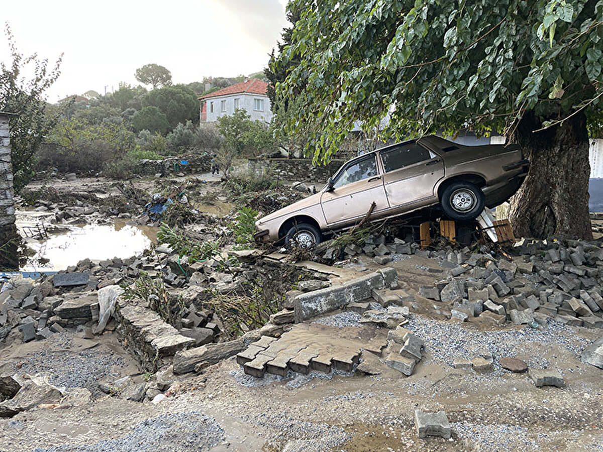 AFAD, Jandarma, Devlet Su İşleri (DSİ) Genel Müdürlüğü, Karayolları Genel Müdürlüğü, itfaiye, belediye ekiplerinin sel ve su baskınlarından etkilenen bölgelerde çalışmalarının sürdüğü aktarılan açıklamada, aşırı yağışlar sonucu 7 vatandaşın mahsur kaldığı, 68 evin su baskınından etkilendiği bilgisine yer verildi.