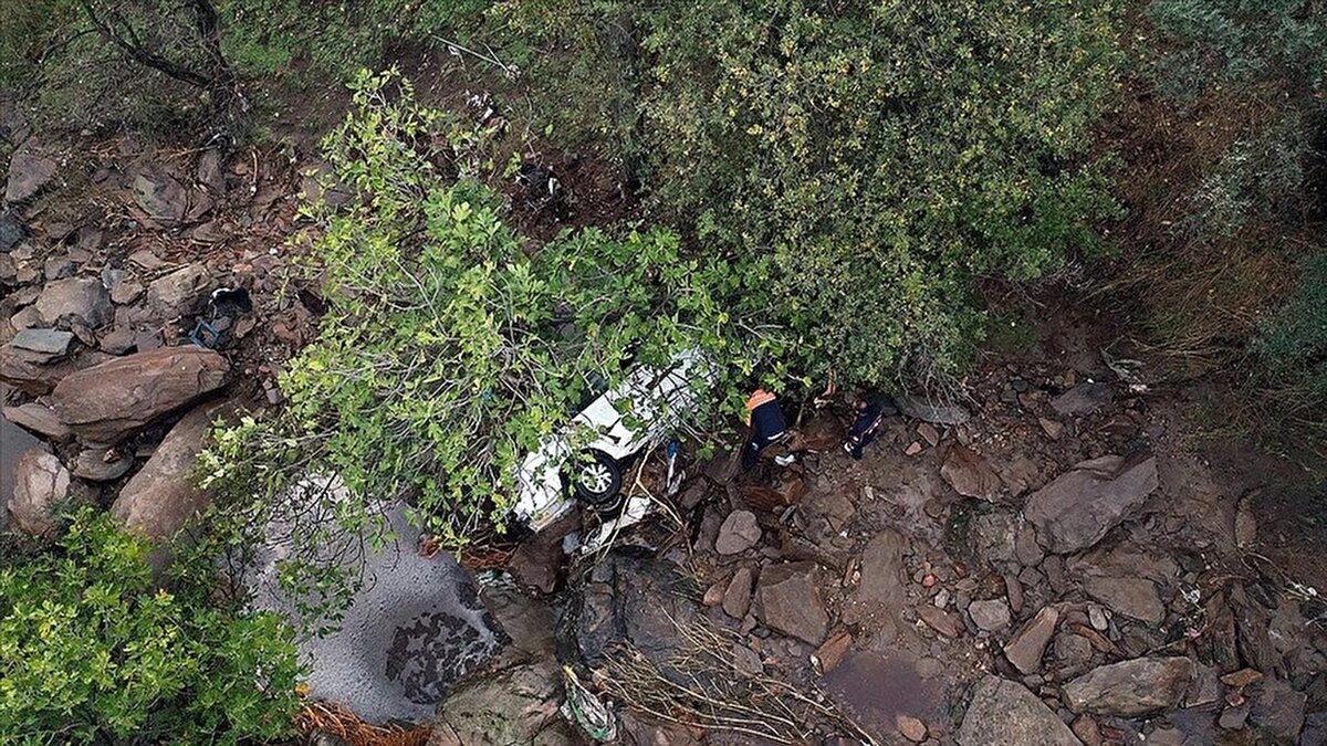 Açıklamada, ekiplerin müdahale çalışmalarının aralıksız sürdüğü ifade edilerek, şunlar kaydedildi:<br>"Bağarası Mahallesi'nde dere taşması sebebi ile DSİ iş makinaları bölgeye yönlendirilmiştir. Demirçay Mahallesi'nde sel sularına kapılan araçlar olduğu ihbarı üzerine arama kurtarma ekiplerimiz olay bölgesine yönlendirilmiştir. <br>