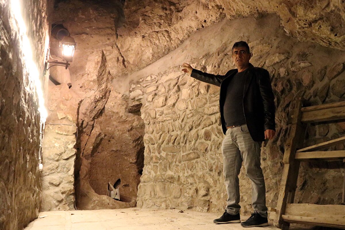 Buraya gelen turistler virane yerine bir şeyler görsün istiyoruz. Çalıştığımız yer altı şehrinin, 300 metrekare olduğunu tahmin ediyorum. Burasının tamamı pislik doluydu. Son yüzyılın molozu ve çöpü, buralara doldurulmuştu. Bizi en çok yoran da bu oldu. Yüzeysel temizlik yaptık. Burasının 3-4 katlı olduğunu tahmin ediyoruz. Burayı ciddi bir şekilde gün yüzüne çıkarmak gerekiyor. Bu da şahıslar için çok zor. Burada çok ciddi bir tarih var" diye konuştu.