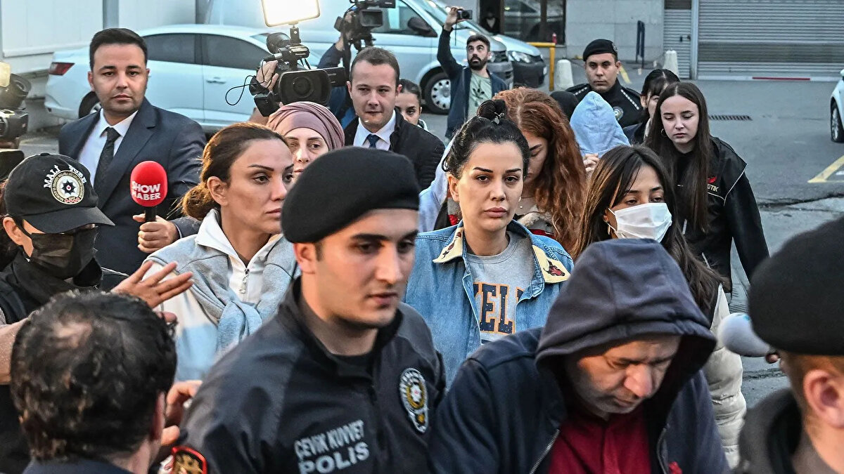 Biz bir aile firmasıyız. 3 firmanın doğrudan yönetimi bendedir. Bu şirketler Dilan Polat A.Ş. Milda İnşaat Gayrimenkul A.Ş, D.Polat Estetik ve Sağlık Hizmetleri A.Ş'dir. diğer firmalarda babam, kardeşim ve Metin Yılmaz'ın eşi Nilgül Yılmaz'a aittir. Dipo Med. Medikal babamın firmasıdır, Rise And Shine firmasını vekaleten babam yönetmektedir. Özellikle benim yönetici olduğum 3 firmayı ben takip ediyorum. Diğer bir firmayı kardeşim Alper Kürşat, ikisini de babam Sezgin takip etmektedir" dedi.
